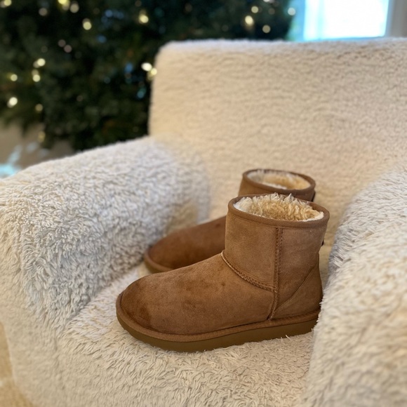 Women’s Ugg Classic Mini II in Chestnut - Picture 4 of 5